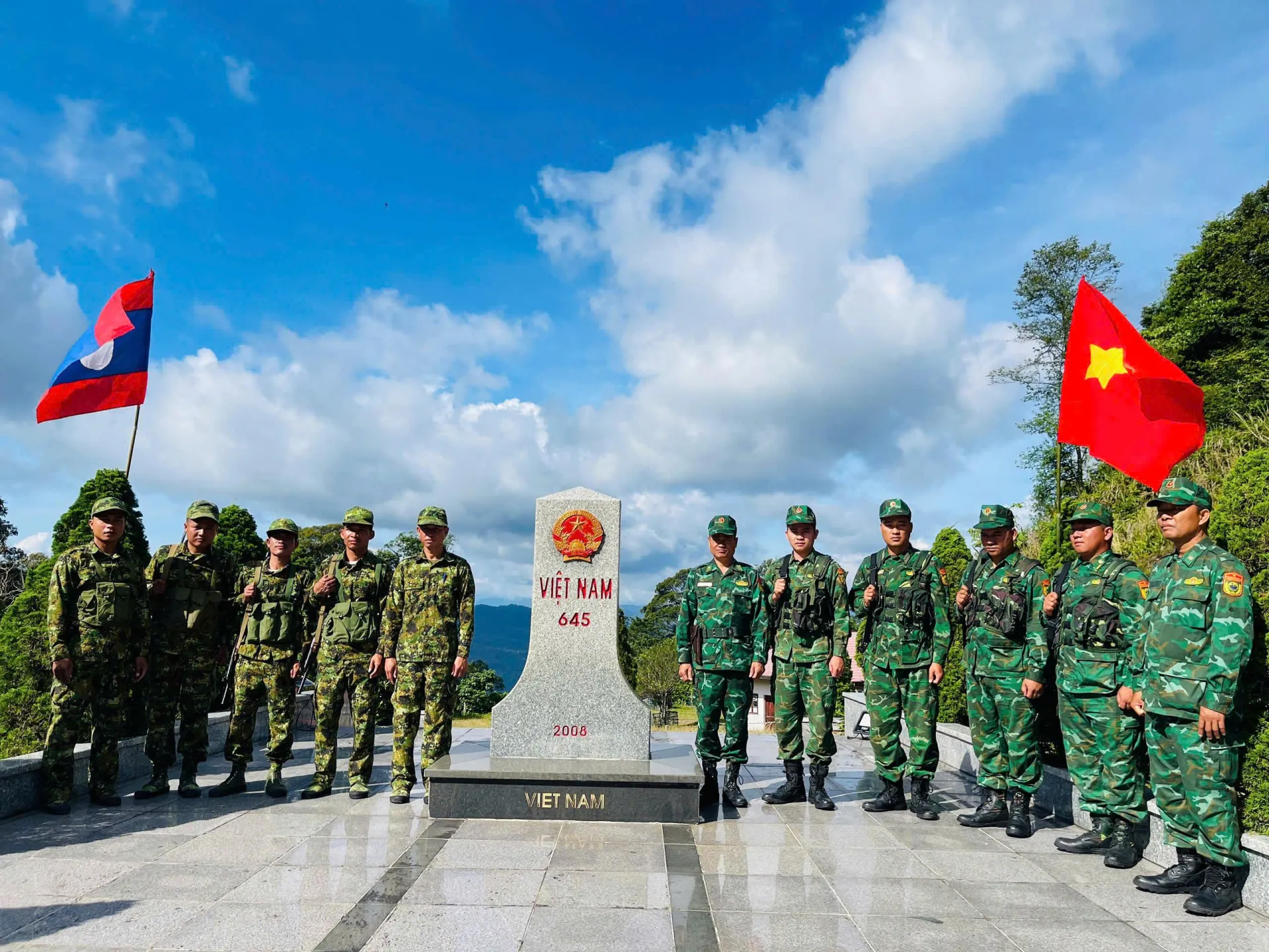Phối hợp tuần tra song phương trên tuyến biên giới Việt Nam – Lào