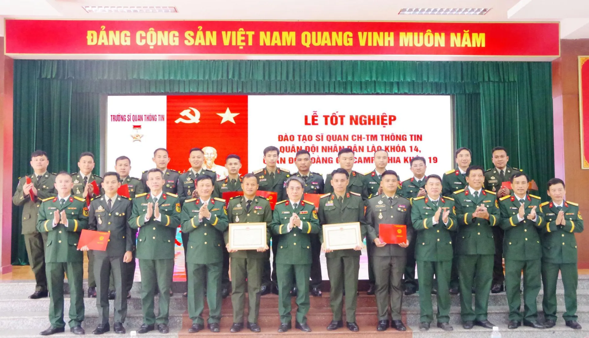 Trường Sĩ quan Thông tin trao bằng tốt nghiệp cho học viên Quân đội Lào và Campuchia