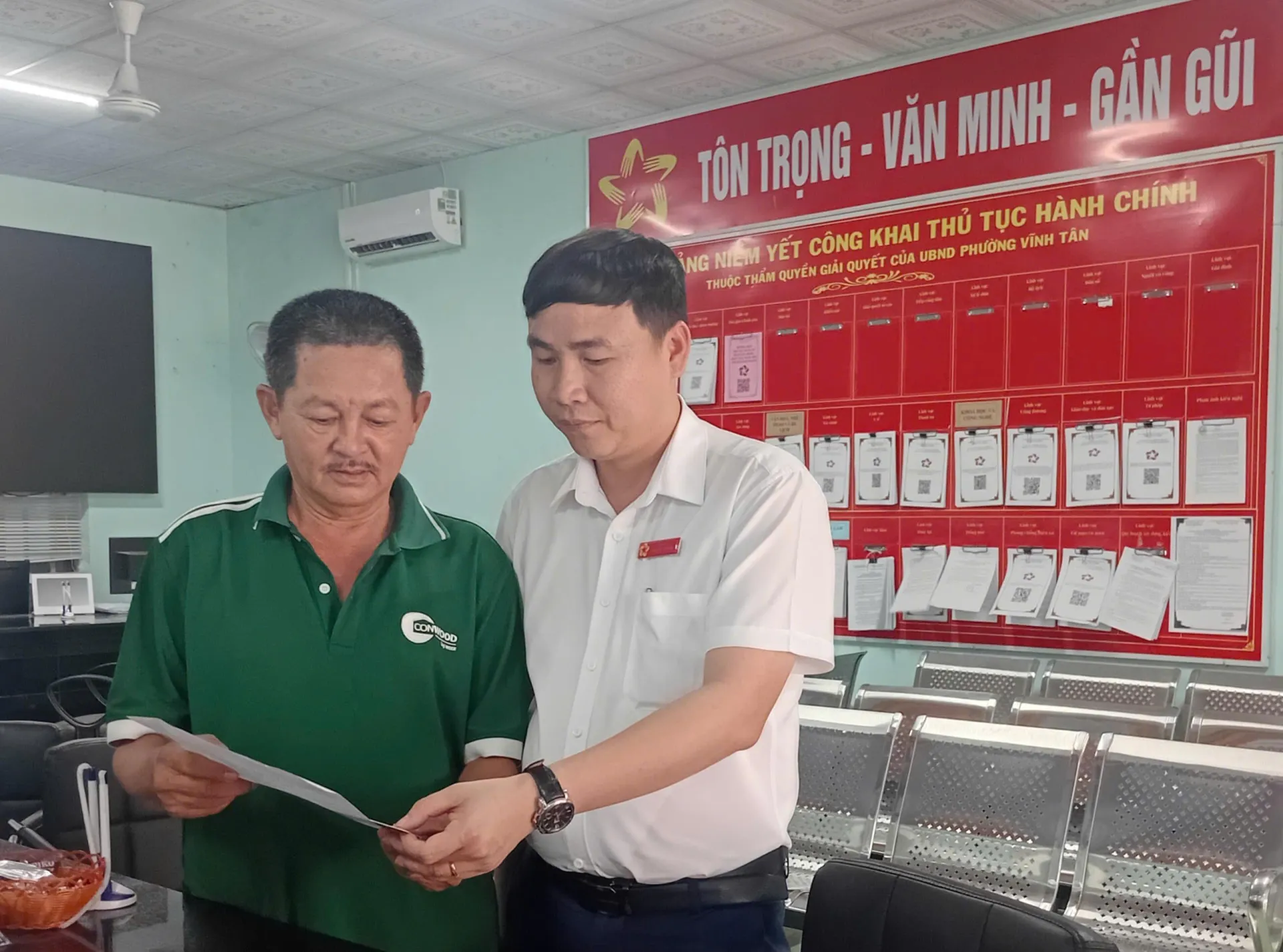 Xây dựng nền hành chính hướng về nhân dân phục vụ