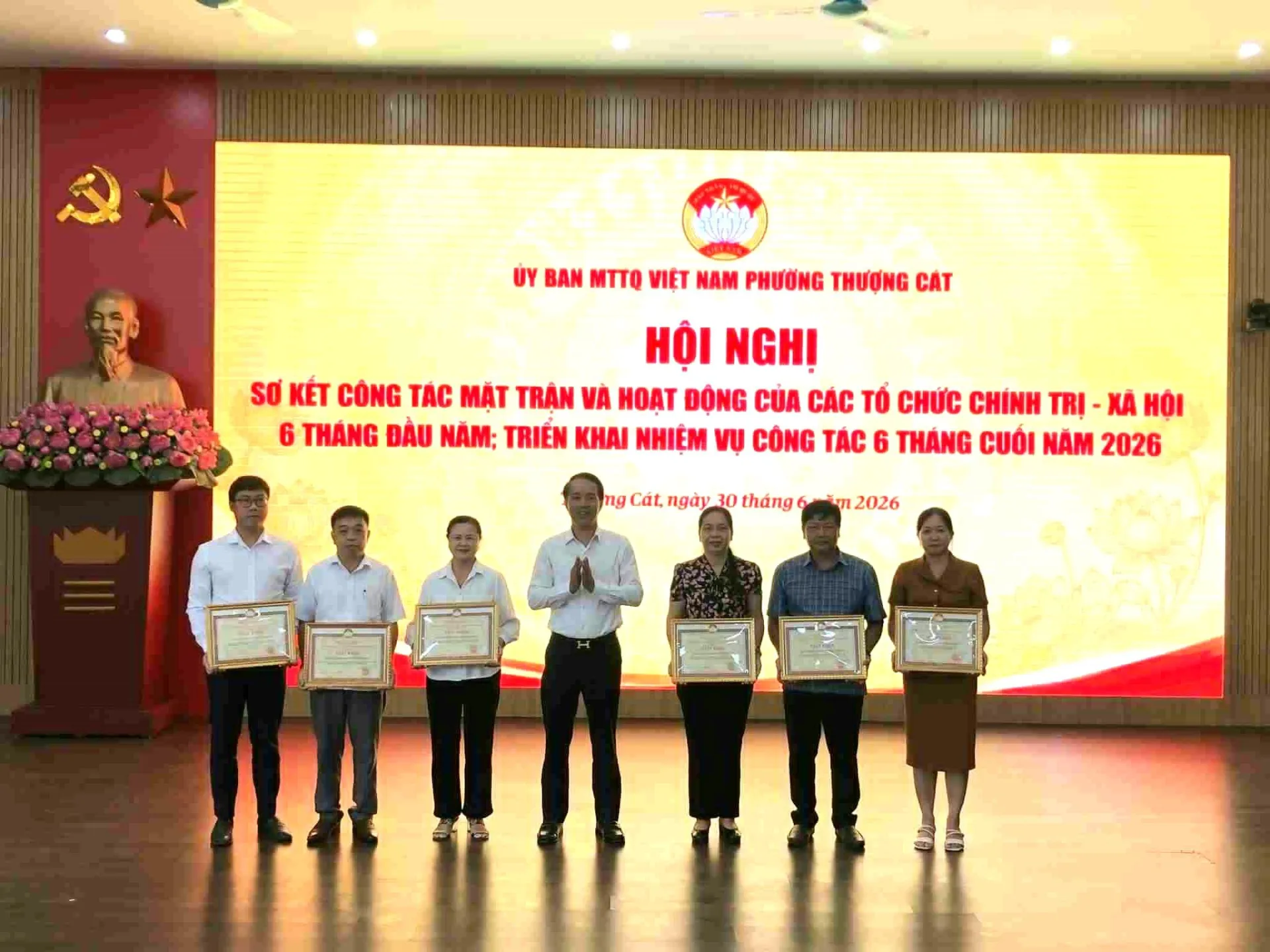 Trao kinh phí xây dựng 'Nhà Đại đoàn kết' và phương tiện sinh kế thoát nghèo