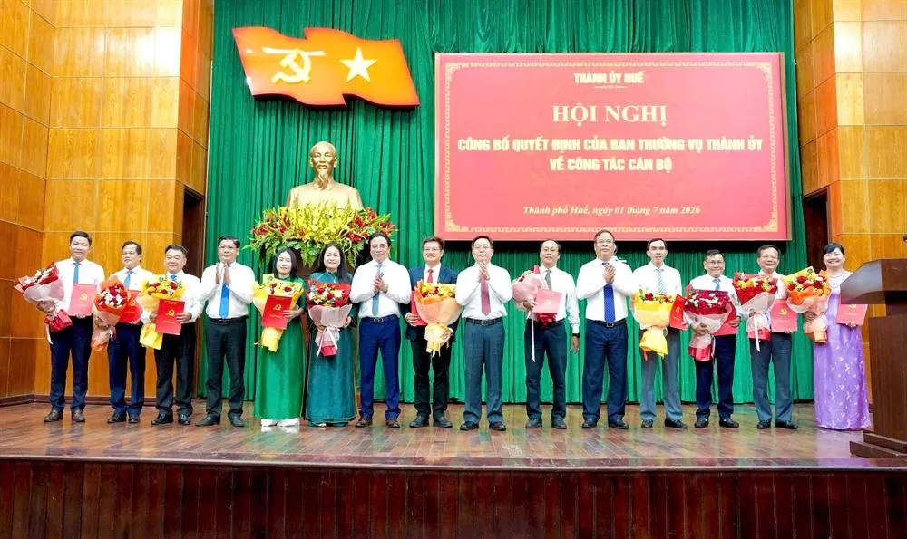 Thành ủy Huế công bố các quyết định về công tác cán bộ