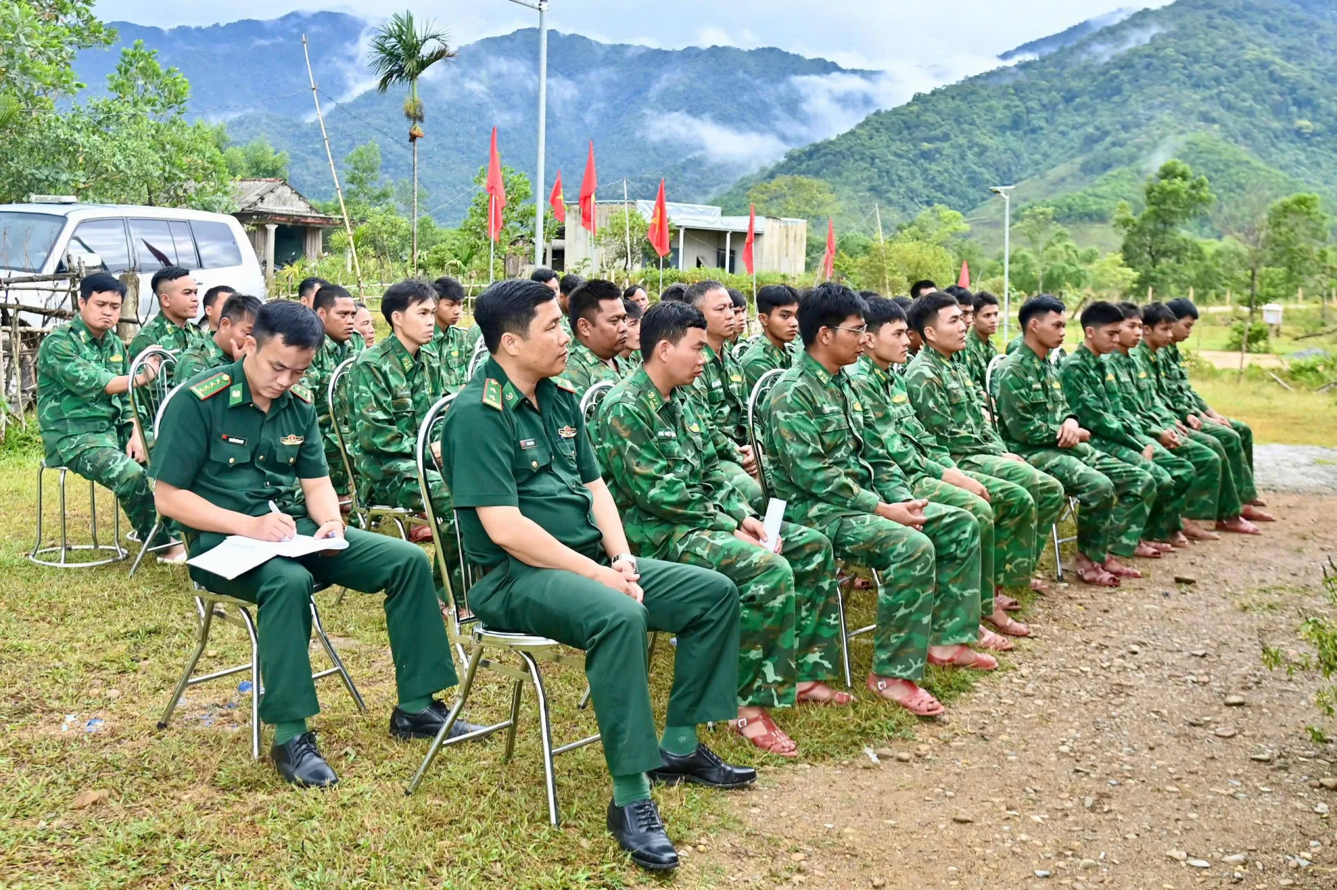 Động viên bộ đội hỗ trợ xây trường cho học sinh vùng biên A Lưới