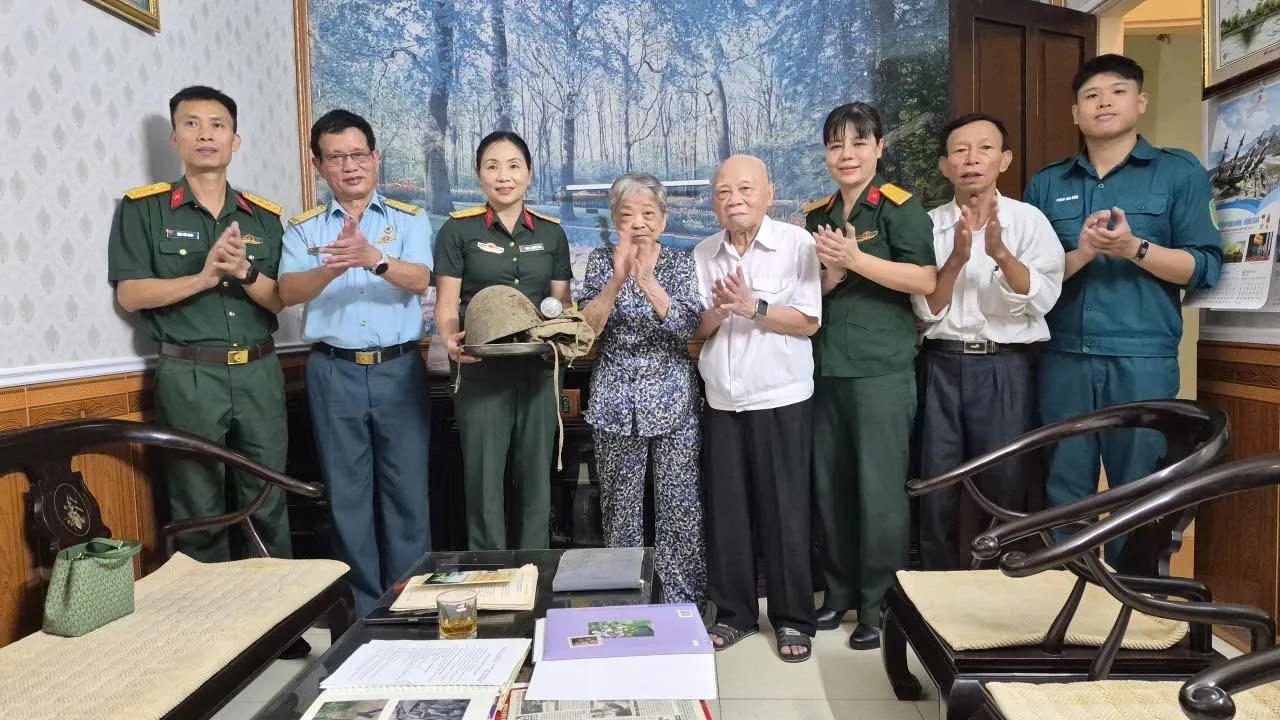 Bảo tàng Bộ Tư lệnh Thủ đô Hà Nội tiếp nhận kỷ vật chiến tranh