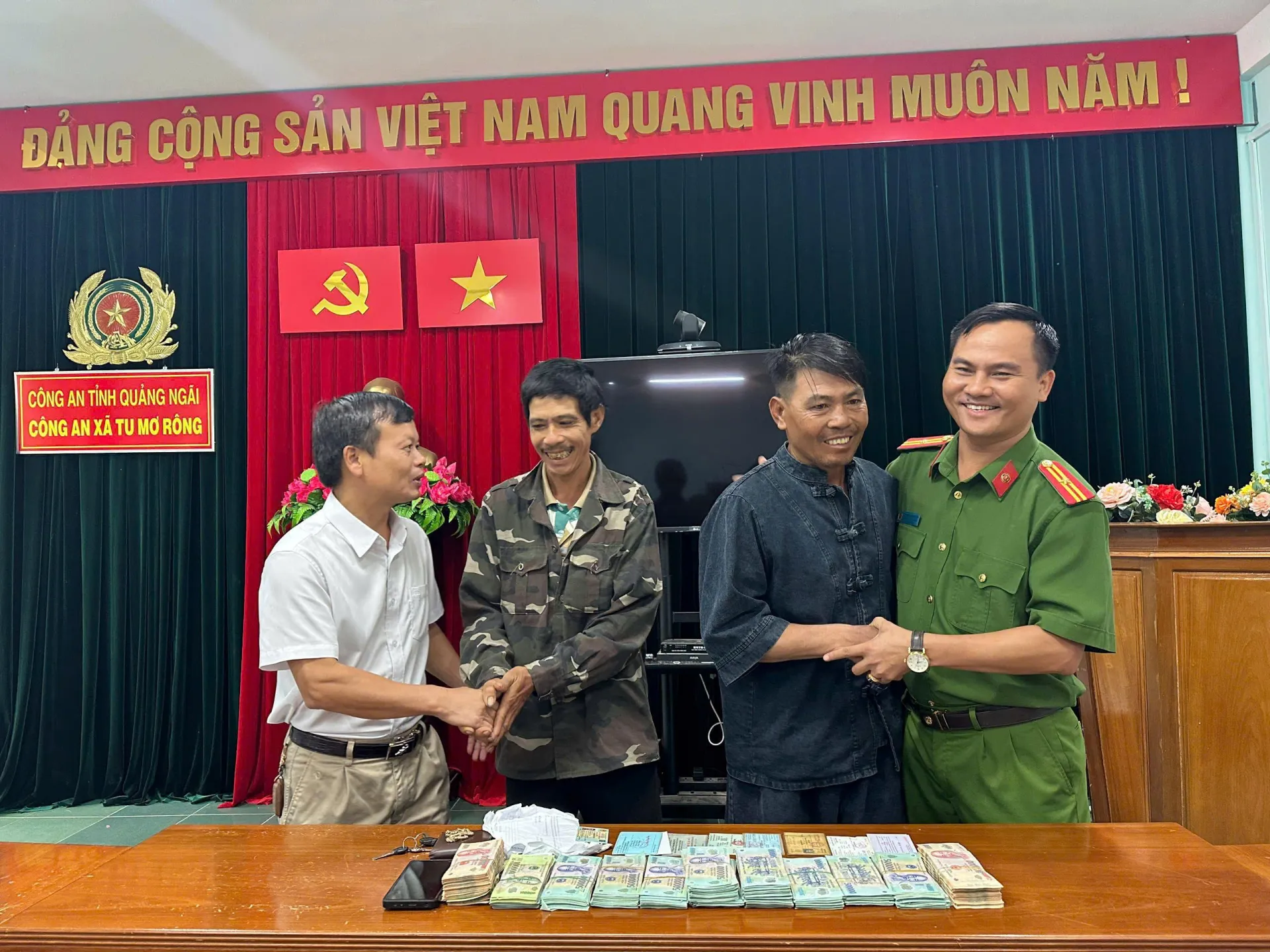 Chuyện một người đàn ông đi lạc mang theo hơn 1,2 tỷ đồng được giải cứu