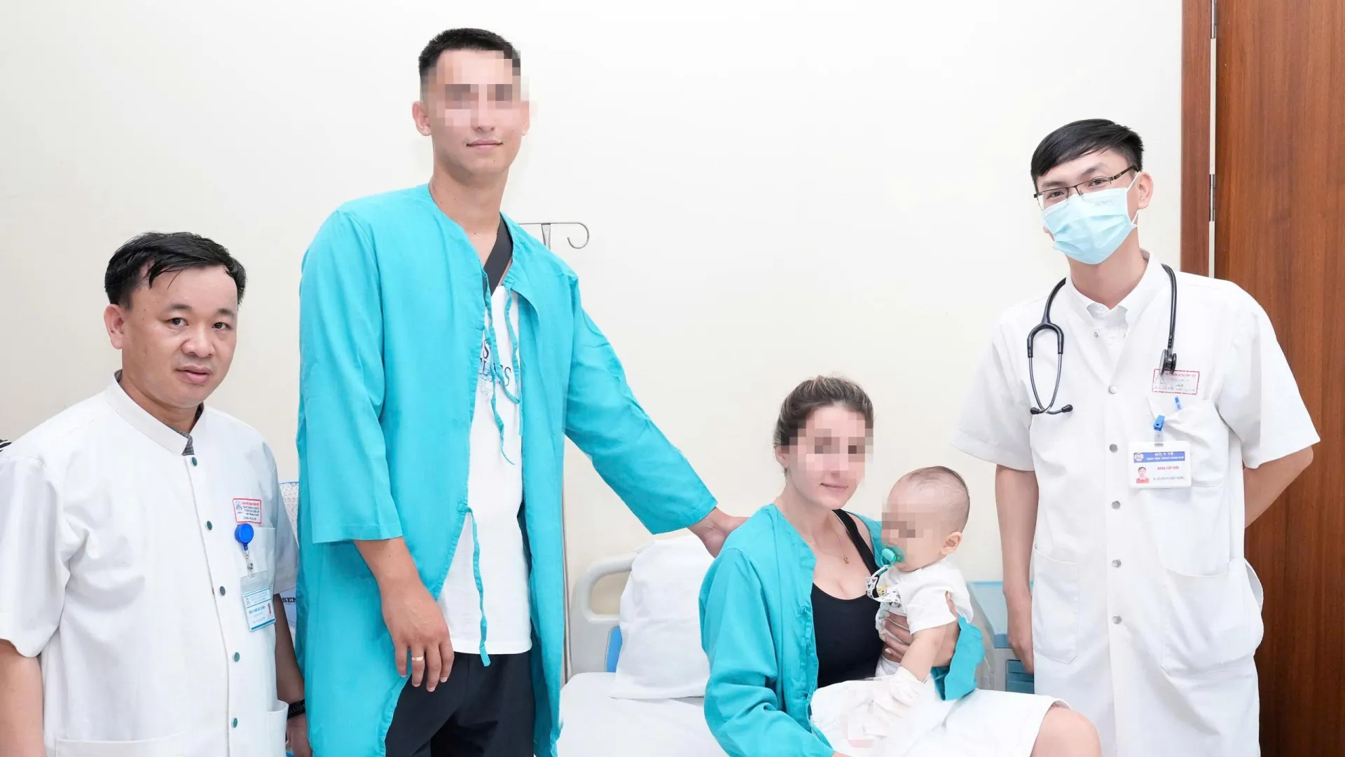 Gắp thành công kim băng đang bung mở trong thực quản bệnh nhi 9 tháng tuổi người Kazakhstan
