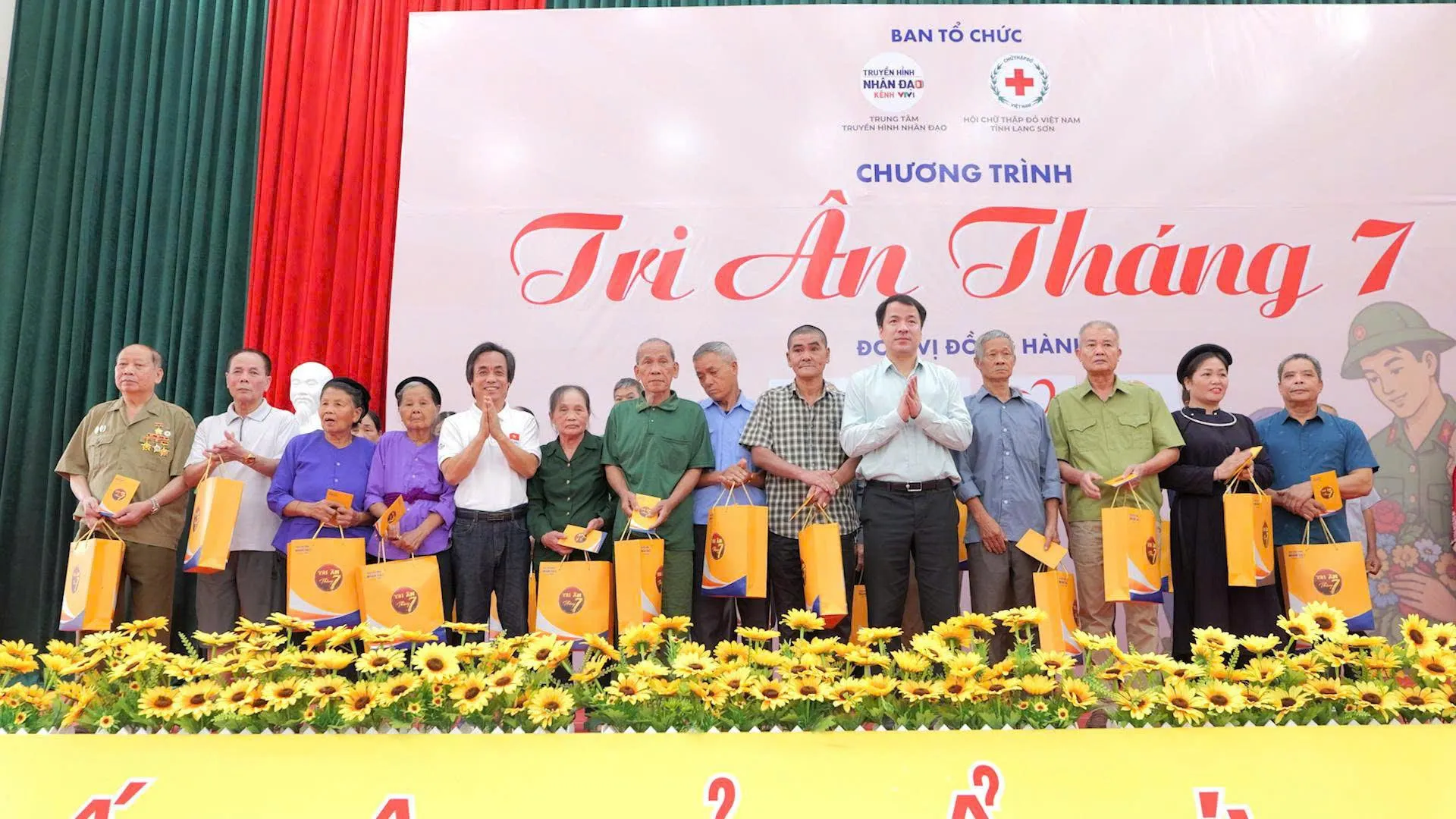 Chương trình “Tri ân tháng 7”: Khám bệnh, trao hơn 400 suất quà tại xã biên giới Hoàng Văn Thụ, tỉnh Lạng Sơn