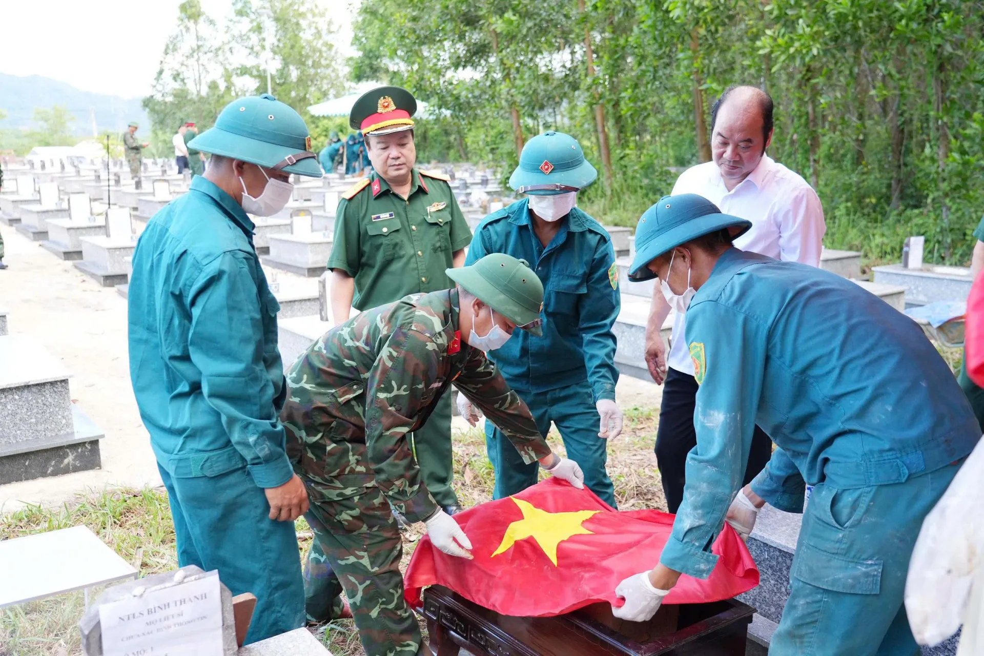 Lãnh đạo thành phố Huế động viên lực lượng lấy mẫu sinh phẩm hài cốt liệt sĩ phục vụ giám định ADN