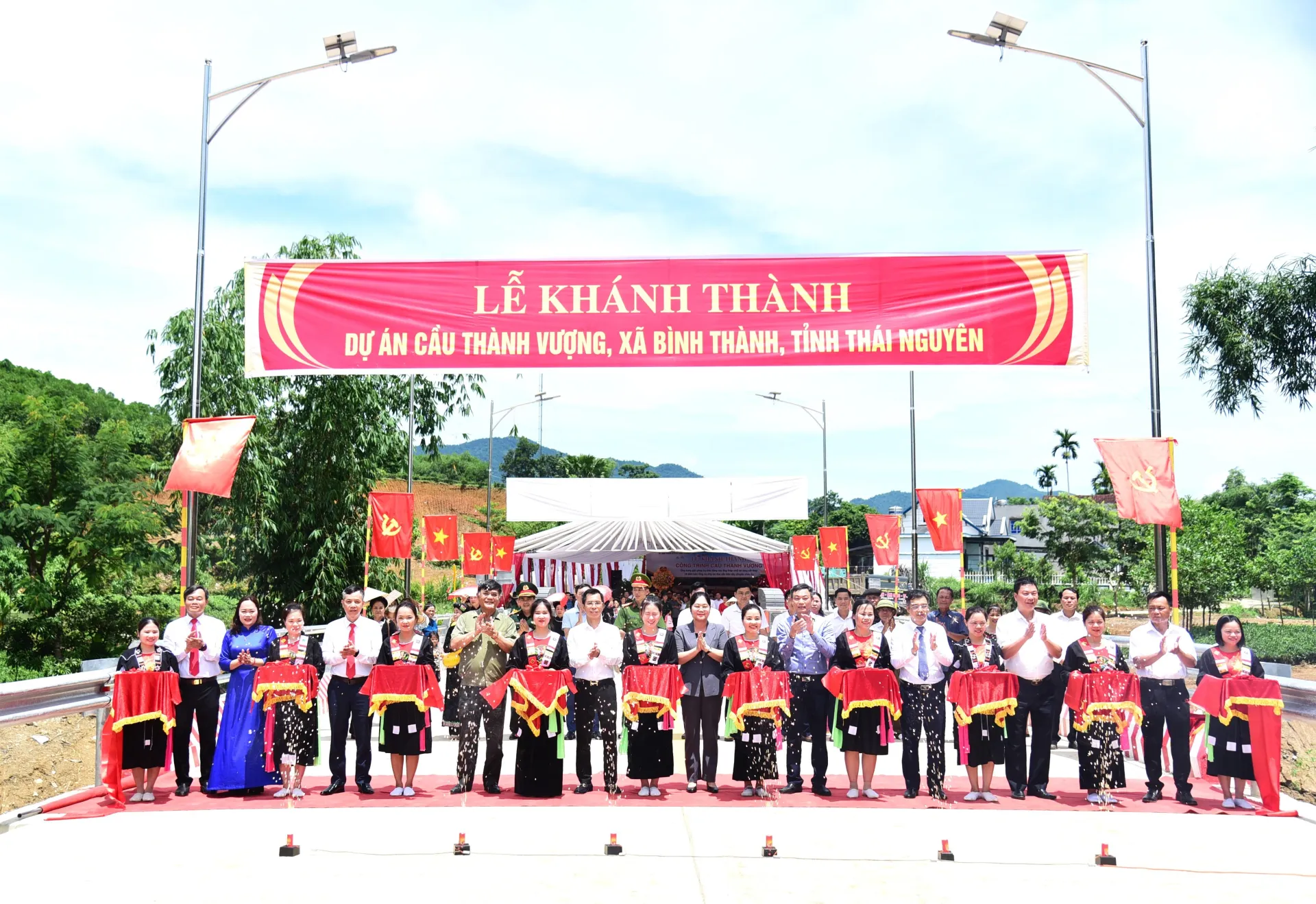 Công ty TNHH Thương binh nặng Hòa Bình và UBND xã Bình Thành tổ chức khánh thành cầu Thành Vượng