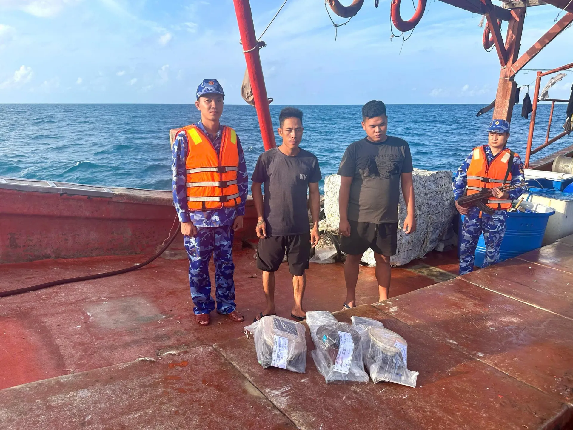 Bắt tàu cá nghi số hiệu giả vi phạm khai thác IUU