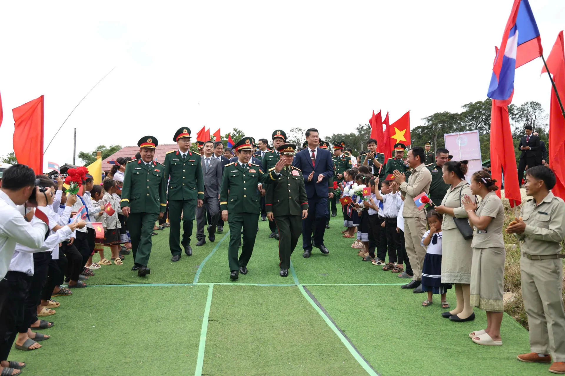 Tình hữu nghị Việt Nam - Lào được vun đắp bằng trái tim và trách nhiệm