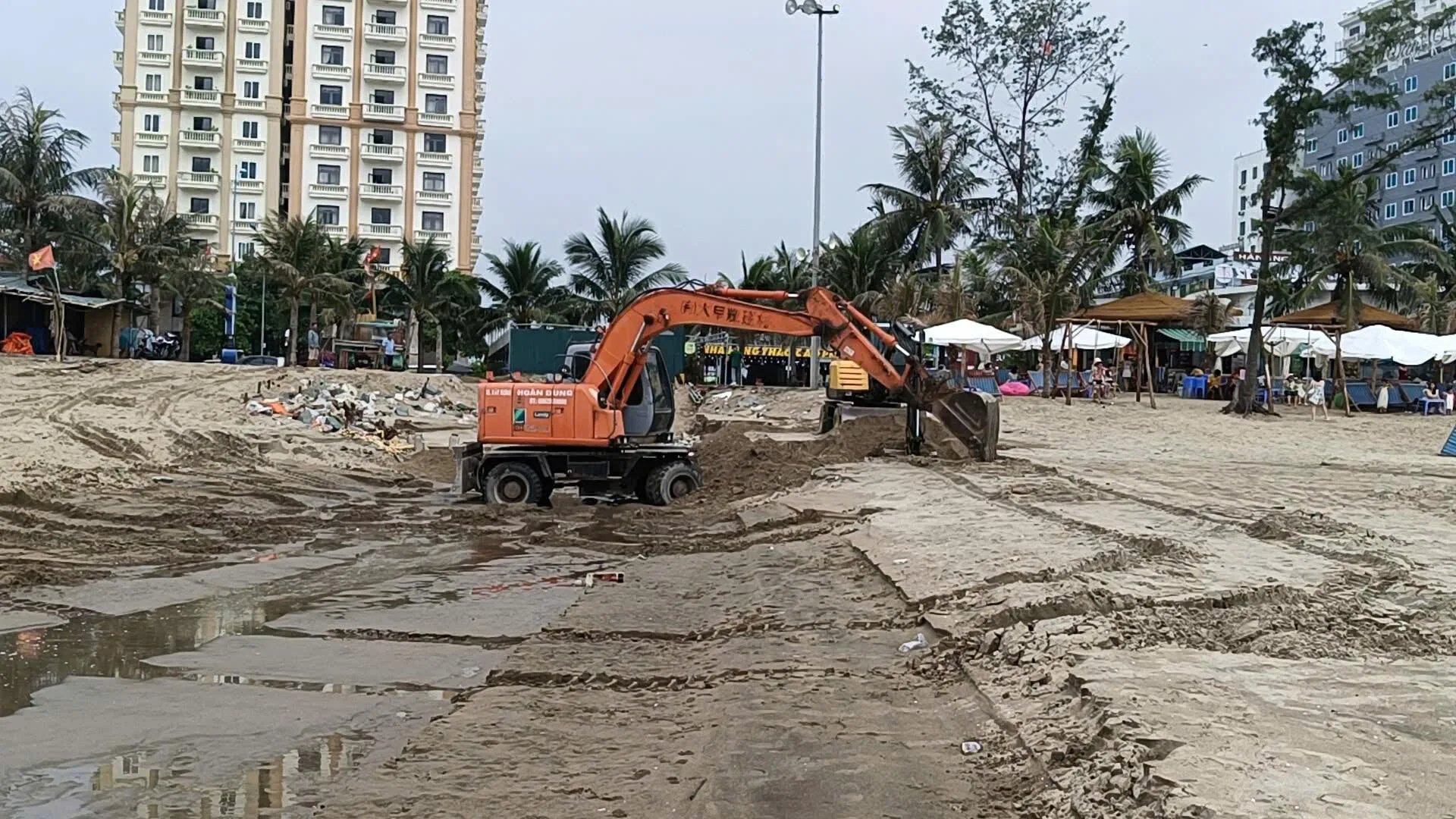 Phường Sầm Sơn (Thanh Hoá): Kịp thời xử lý dòng nước thải đen ngòm chảy xuống biển