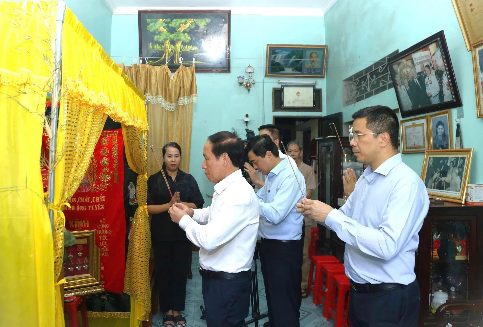Phó Thủ tướng Chính phủ Lê Tiến Châu dâng hương tưởng nhớ Anh hùng Ngô Thị Tuyển