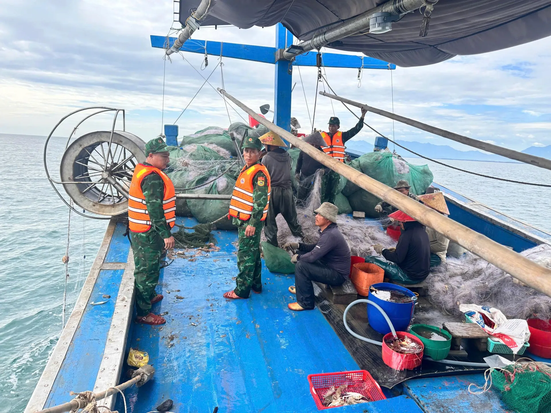 Bộ đội Biên phòng TP Huế bắt giữ 2 tàu cá khai thác sai vùng biển được cấp phép