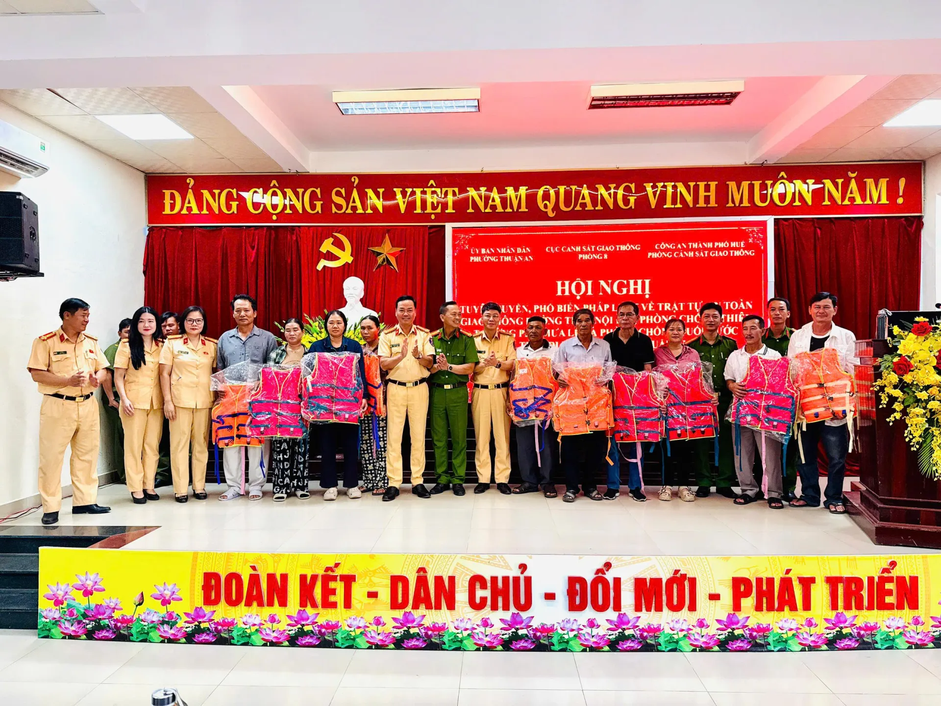 Trao 200 áo phao cho ngư dân phá Tam Giang, nâng cao kỹ năng an toàn đường thủy