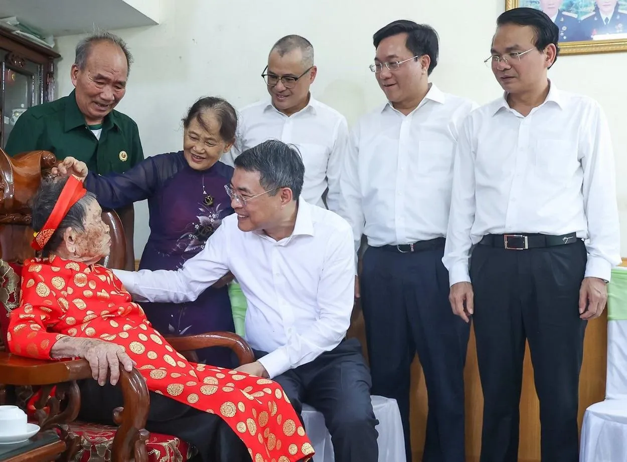 Thủ tướng Lê Minh Hưng thăm, tặng quà  gia đình chính sách tại Phú Thọ
