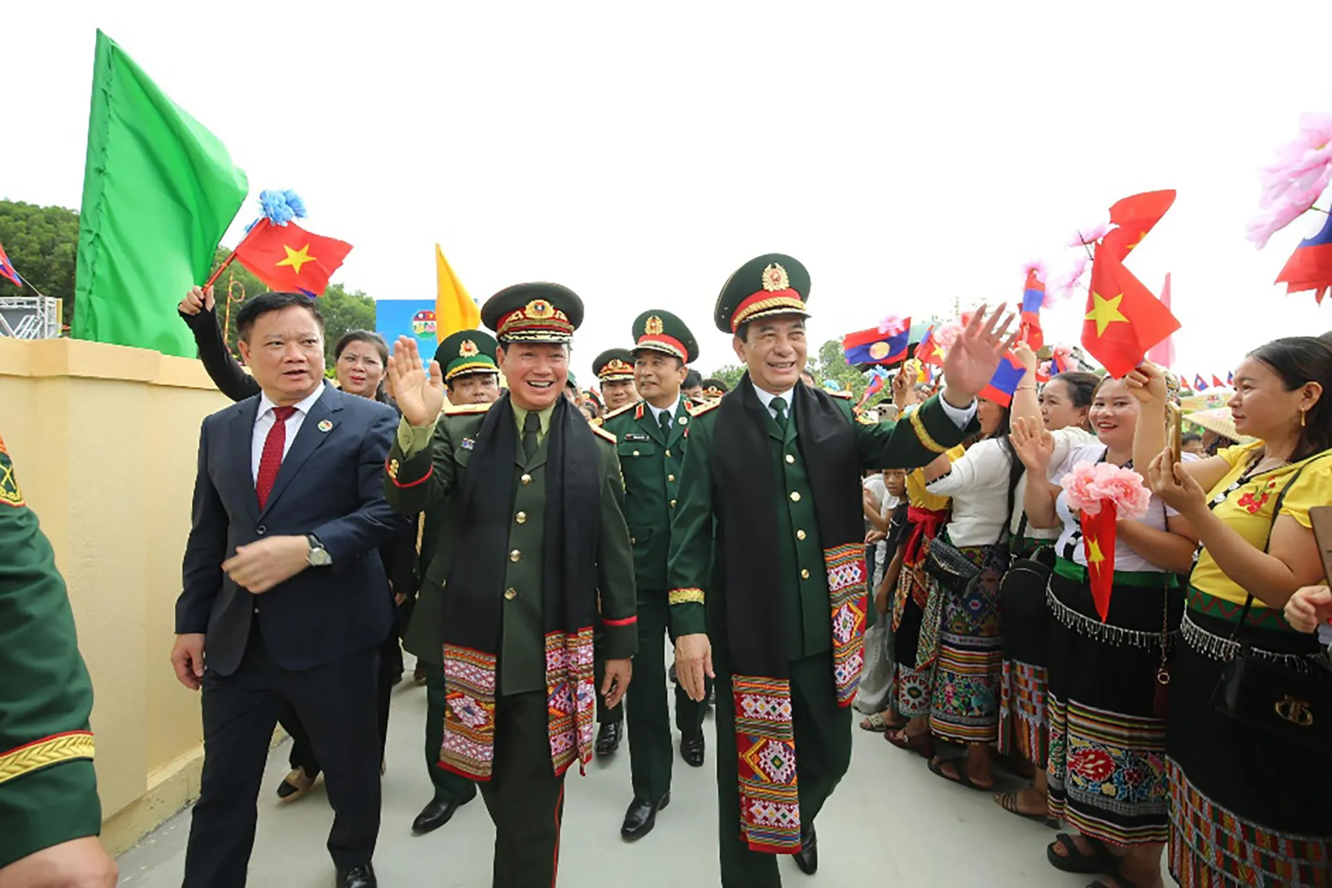 GIAO LƯU HỮU NGHỊ QUỐC PHÒNG BIÊN GIỚI VIỆT NAM - LÀO: Đối ngoại quốc phòng gắn với xây dựng “thế trận lòng dân” nơi biên cương Tổ quốc
