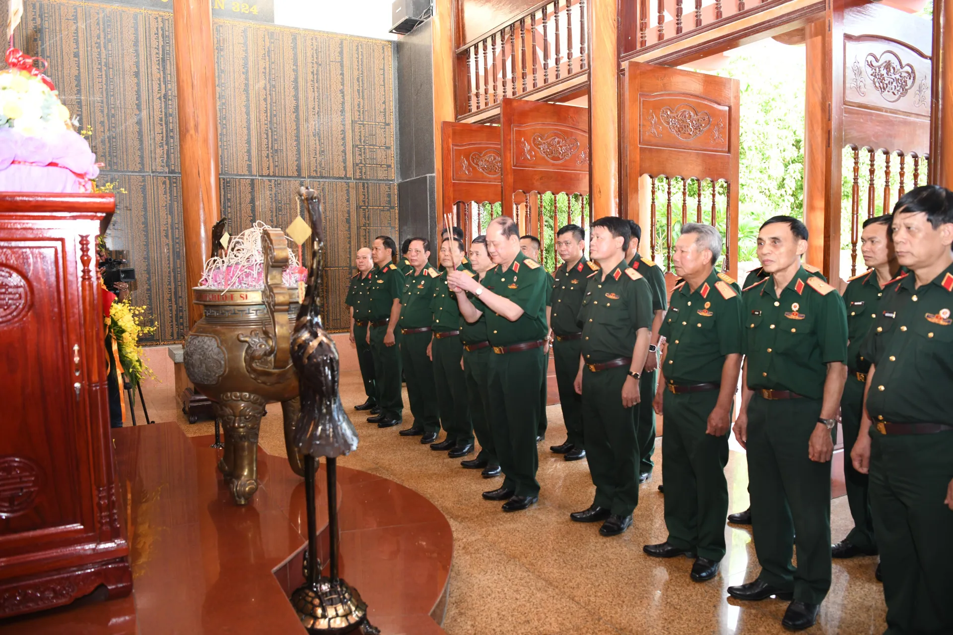 Hội Cựu chiến binh Việt Nam thắp hương tri ân các anh hùng liệt sĩ Sư đoàn 324