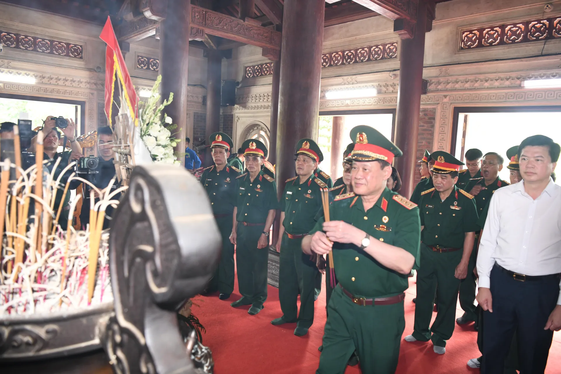 Hội Cựu chiến binh Việt Nam thắp hương tri ân các anh hùng liệt sỹ tại nhiều địa chỉ đỏ ở Nghệ An