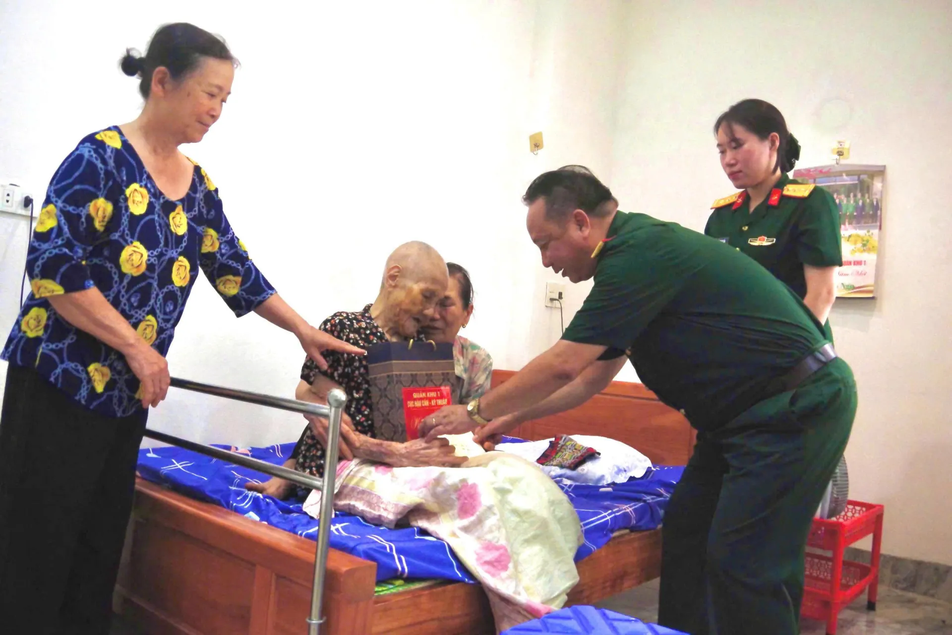 Cục Hậu cần - Kỹ thuật Quân khu 1 thăm, tặng quà Mẹ Việt Nam Anh hùng