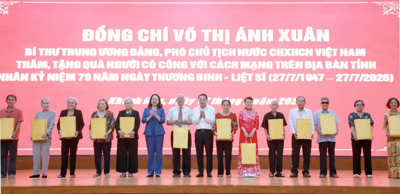 Phó Chủ tịch nước Võ Thị Ánh Xuân thăm và tặng quà tri ân người có công với cách mạng tại Khánh Hoà