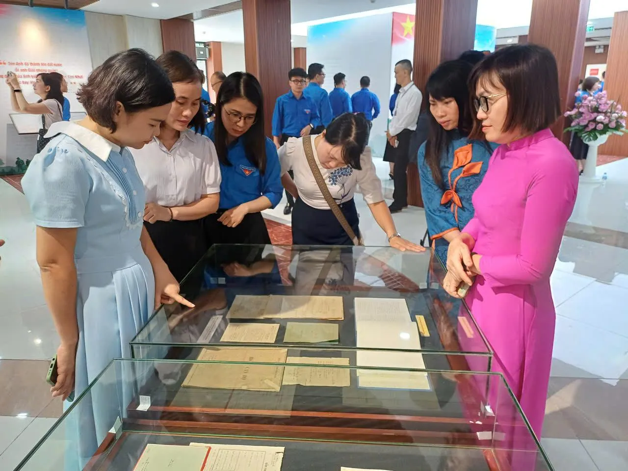 Xúc động với những kỷ vật tại không gian trưng bày “Thanh xuân gửi lại”