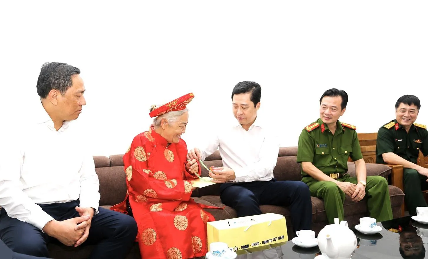 MẸ VIỆT NAM ANH HÙNG VÀ NHỮNG NGƯỜI THÂN LÀ BỘ ĐỘI BIÊN PHÒNG