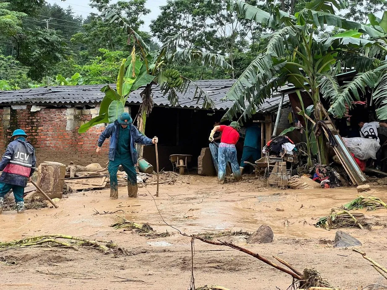 Lai Châu: Lực lượng vũ trang dầm mưa, vượt bùn lầy tìm kiếm nạn nhân mất tích ở Mường Than