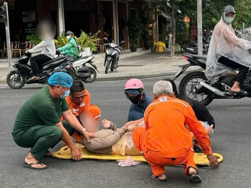 Hai nhân viên điện lực kịp thời cứu giúp hai du khách gặp nạn