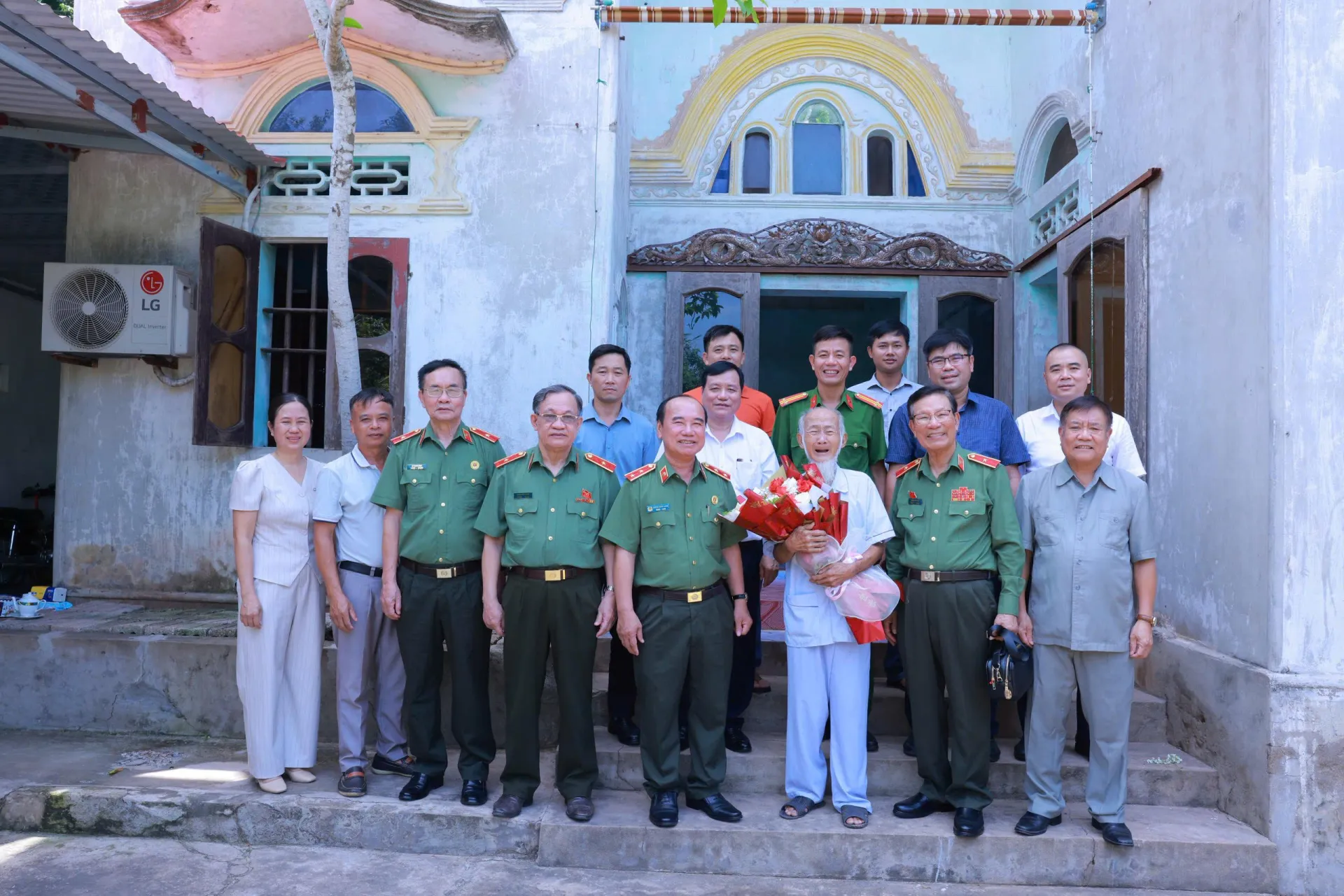Hành trình về nguồn: “Tri ân tháng Bảy - Nghĩa tình quê hương” tại xã Nga An