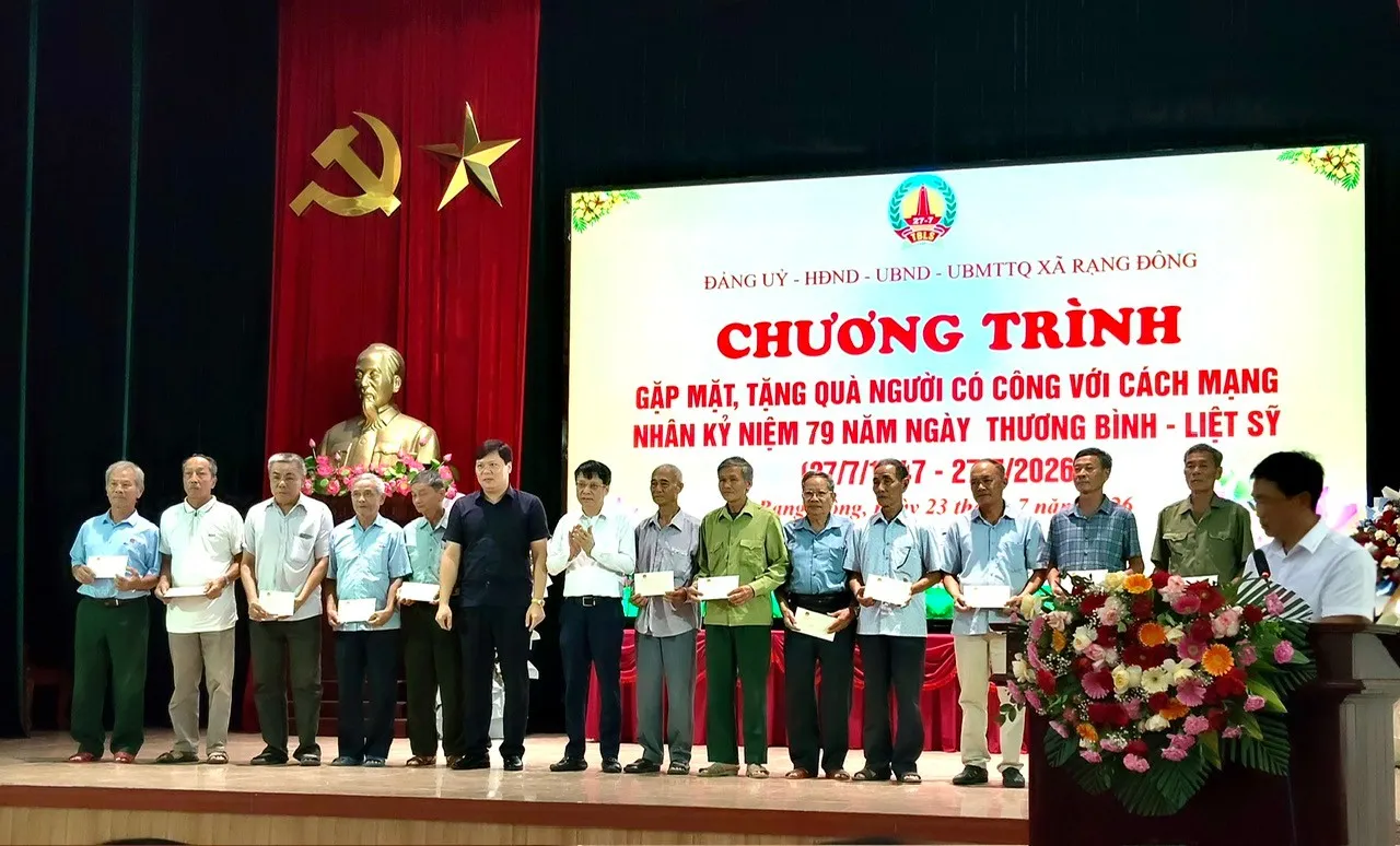 Trao quà tặng người có công trên địa bàn xã Rạng Đông