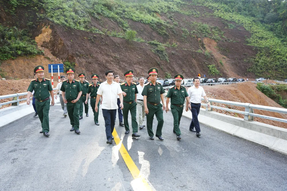 Bàn giao tuyến đường Nam Đông - A Lưới, tạo động lực phát triển vùng cao phía tây thành phố Huế