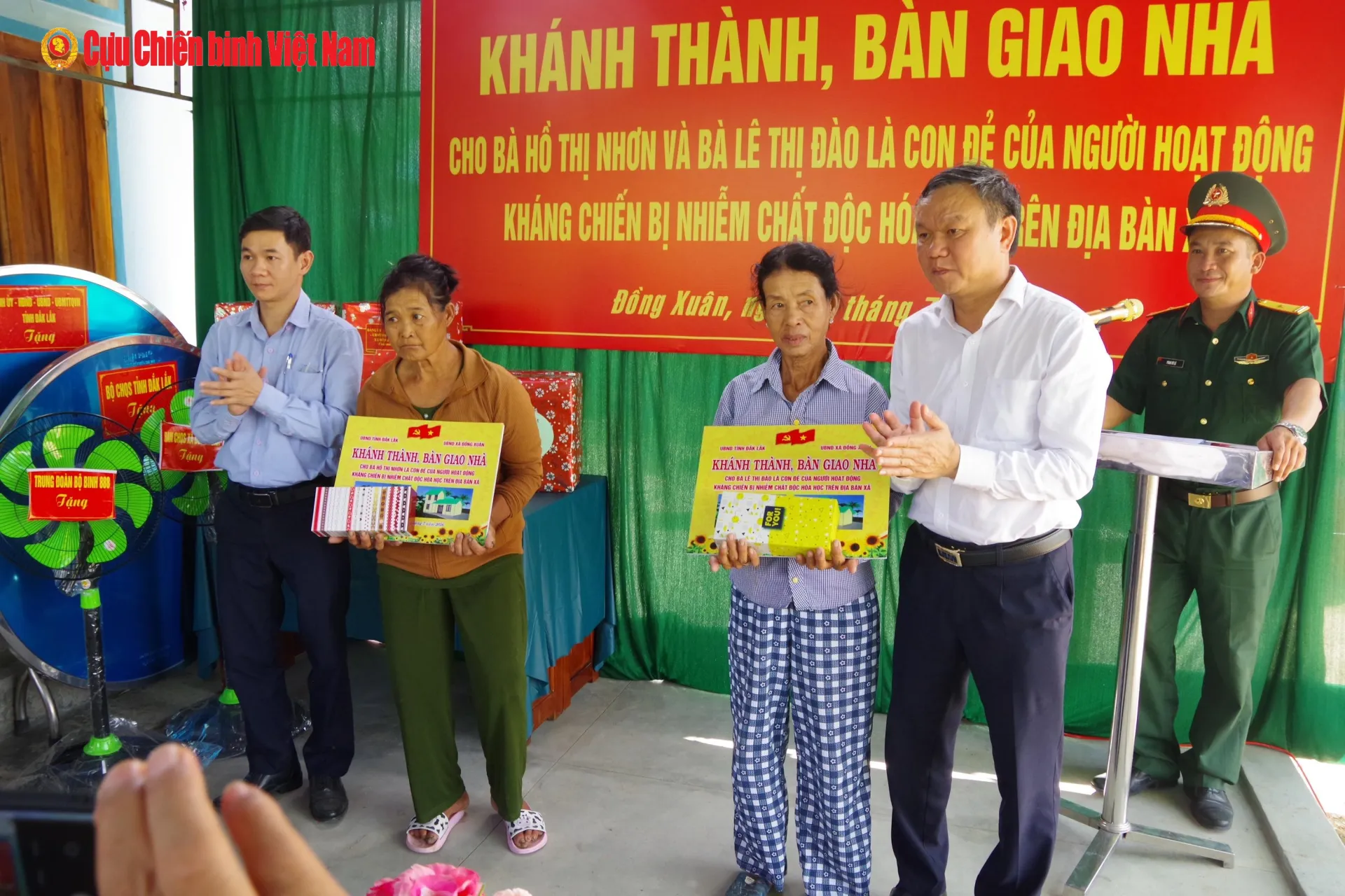 Tỉnh Đắk Lắk bàn giao nhà cho gia đình người có công