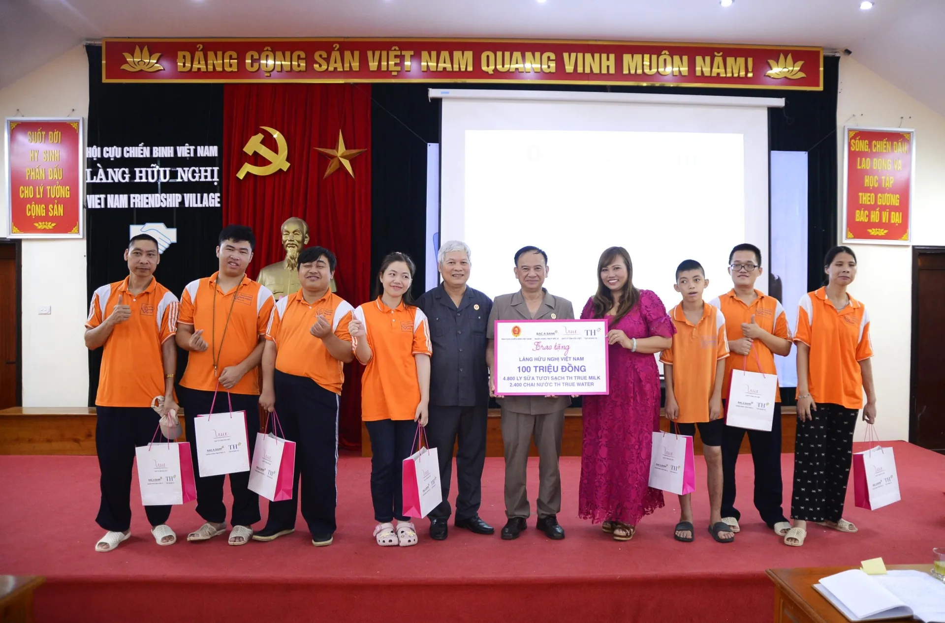 Báo CCB Việt Nam và các Mạnh Thường Quân thăm và tặng quà tại Làng Hữu nghị
