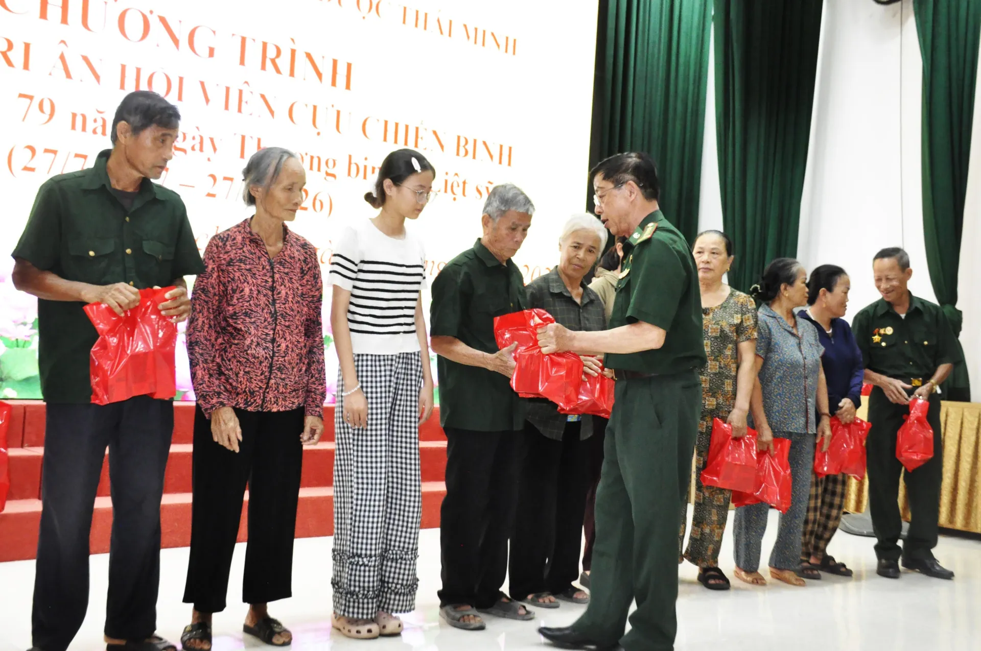 Hội CCB xã Thạch Hà, tỉnh Hà Tĩnh trao hơn 154 suất quà trị giá 329 triệu đồng