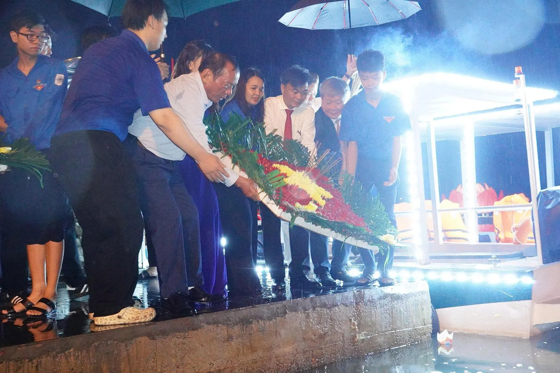 Lung linh hoa đăng trên dòng Thạch Hãn – Khắc ghi công lao các Anh hùng, liệt sĩ