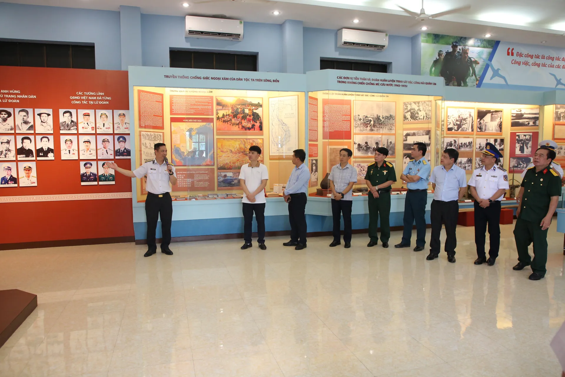 Đoàn Cựu chiến binh UBKTTW thăm Quân chủng Hải quân