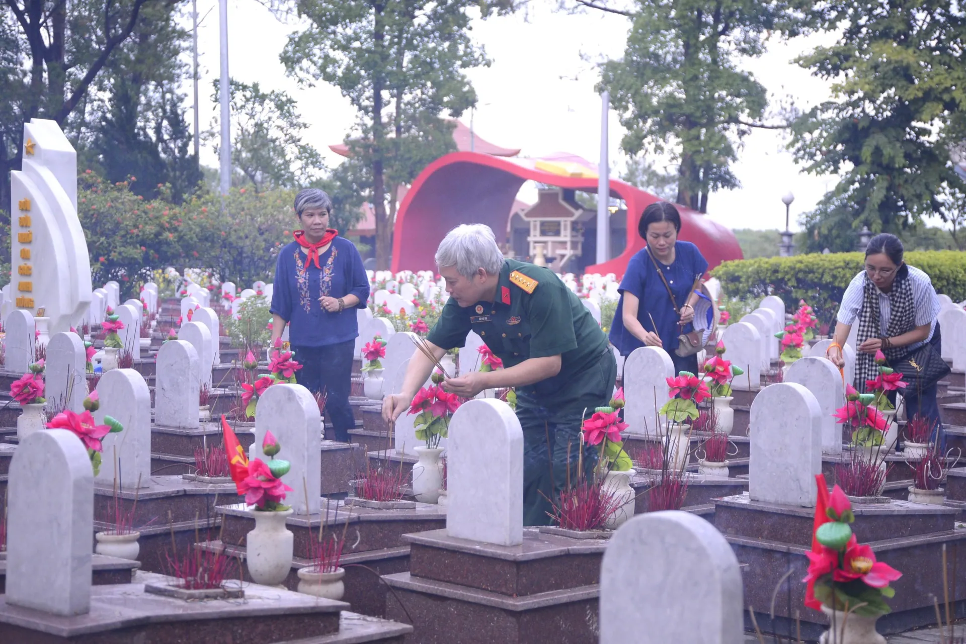 Báo Cựu chiến binh Việt Nam dâng hương tri ân các Anh hùng liệt sĩ tại các “địa chỉ đỏ”