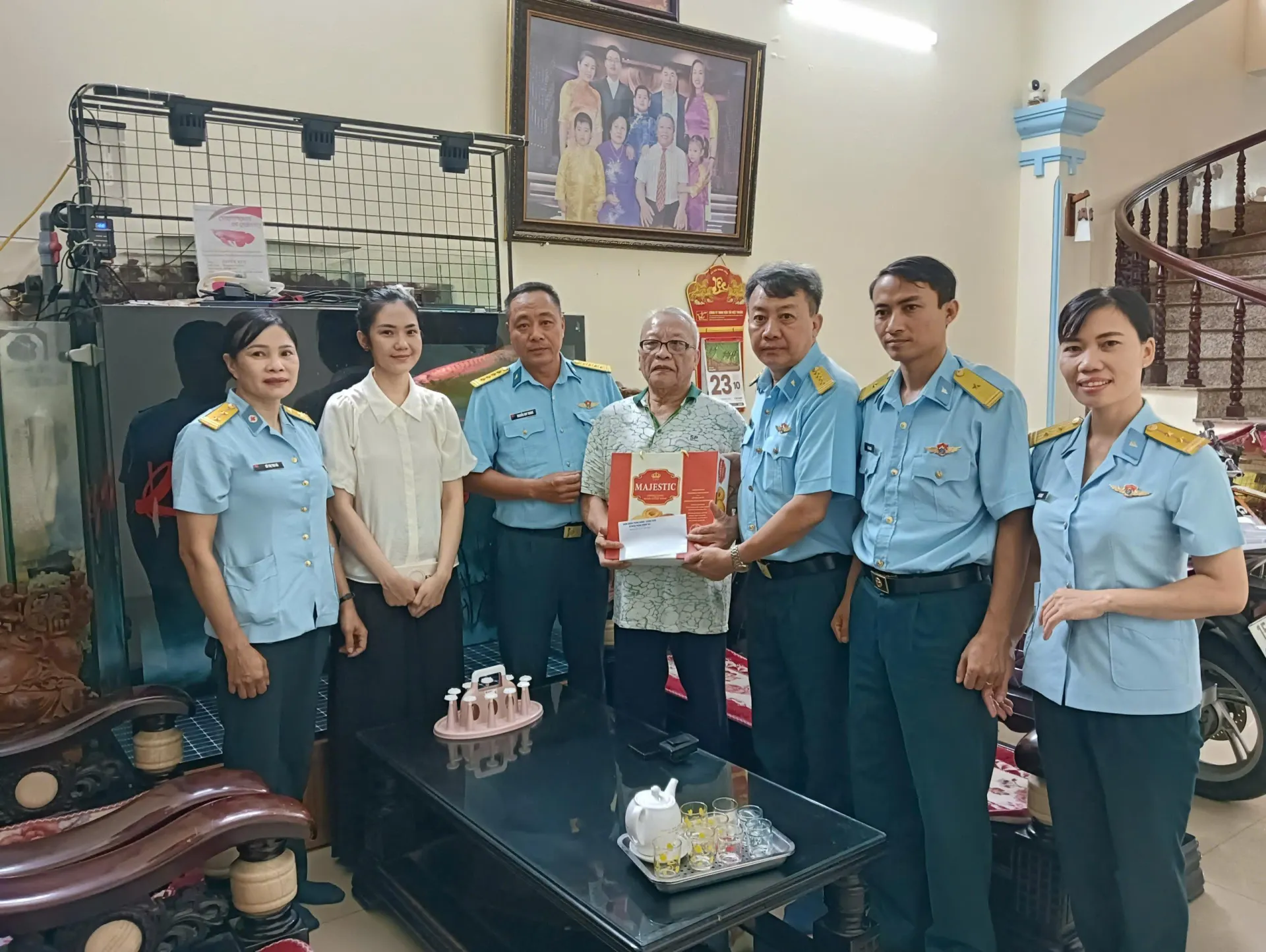 Sư đoàn 363 thăm, tặng quà gia đình chính sách dịp 27-7