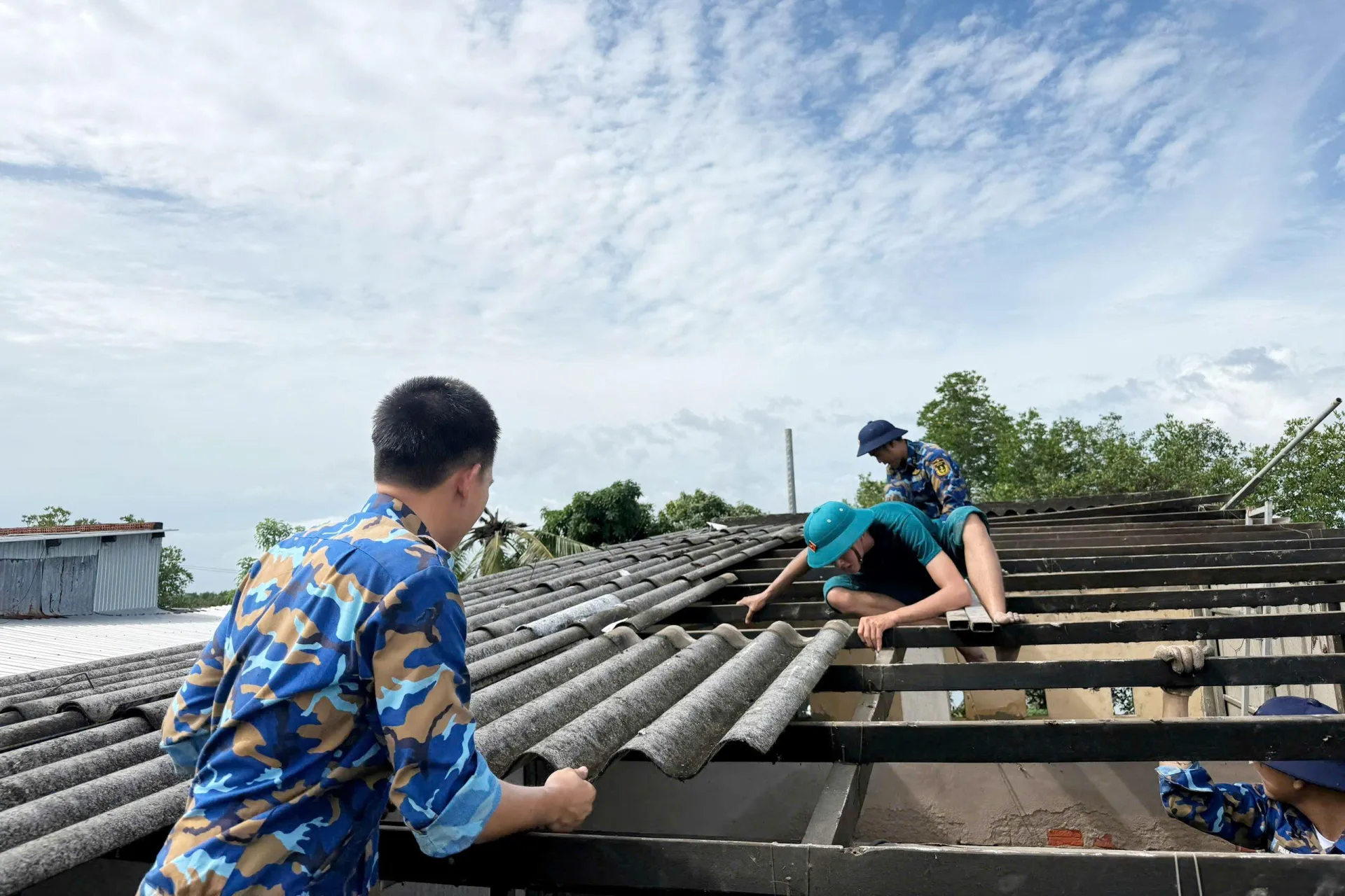 Hỗ trợ người dân Cà Mau khắc phục hậu quả giông lốc.