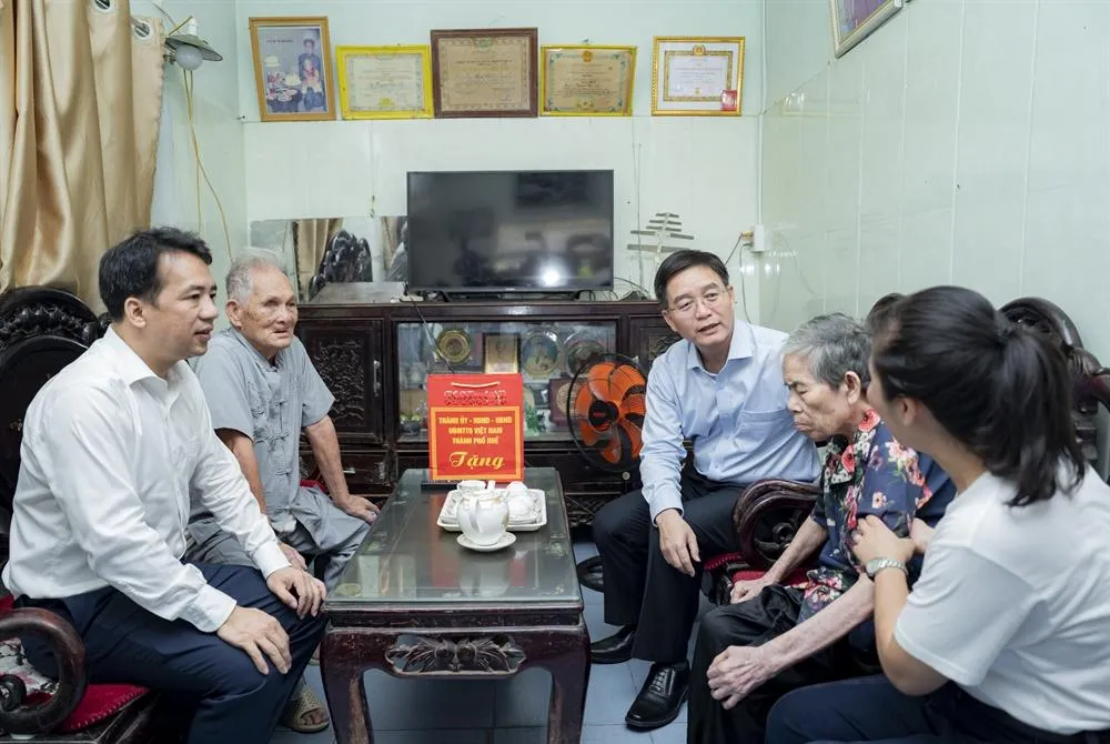 Lãnh đạo thành phố Huế dâng hương tri ân các Anh hùng liệt sĩ, thăm, tặng quà người có công