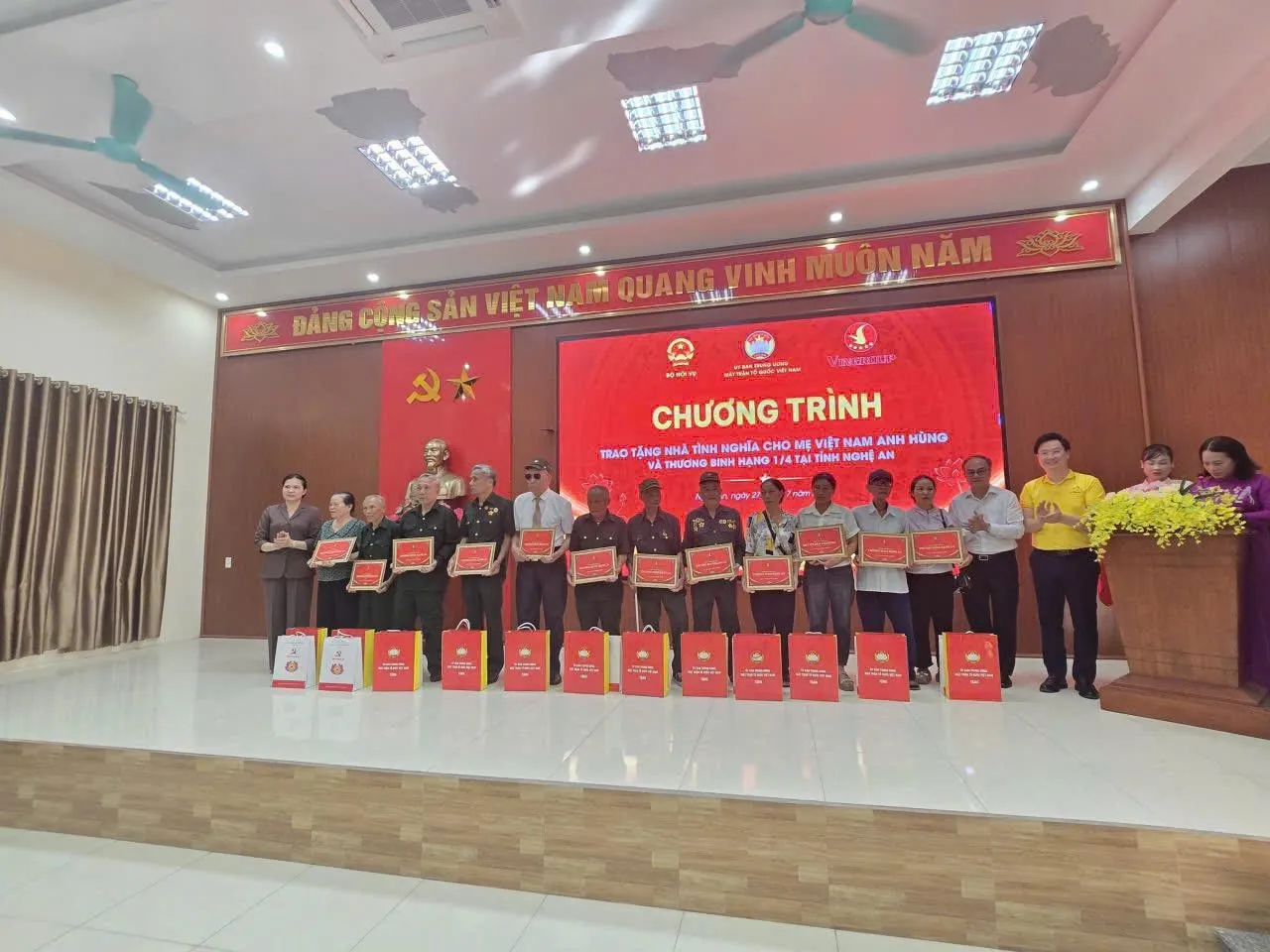 Trao tặng 60 căn nhà ở đầy đủ nội thất cho Mẹ Việt Nam anh hùng và thương binh có tỷ lệ thương tật từ 81% trở lên trên địa bàn tỉnh Nghệ An