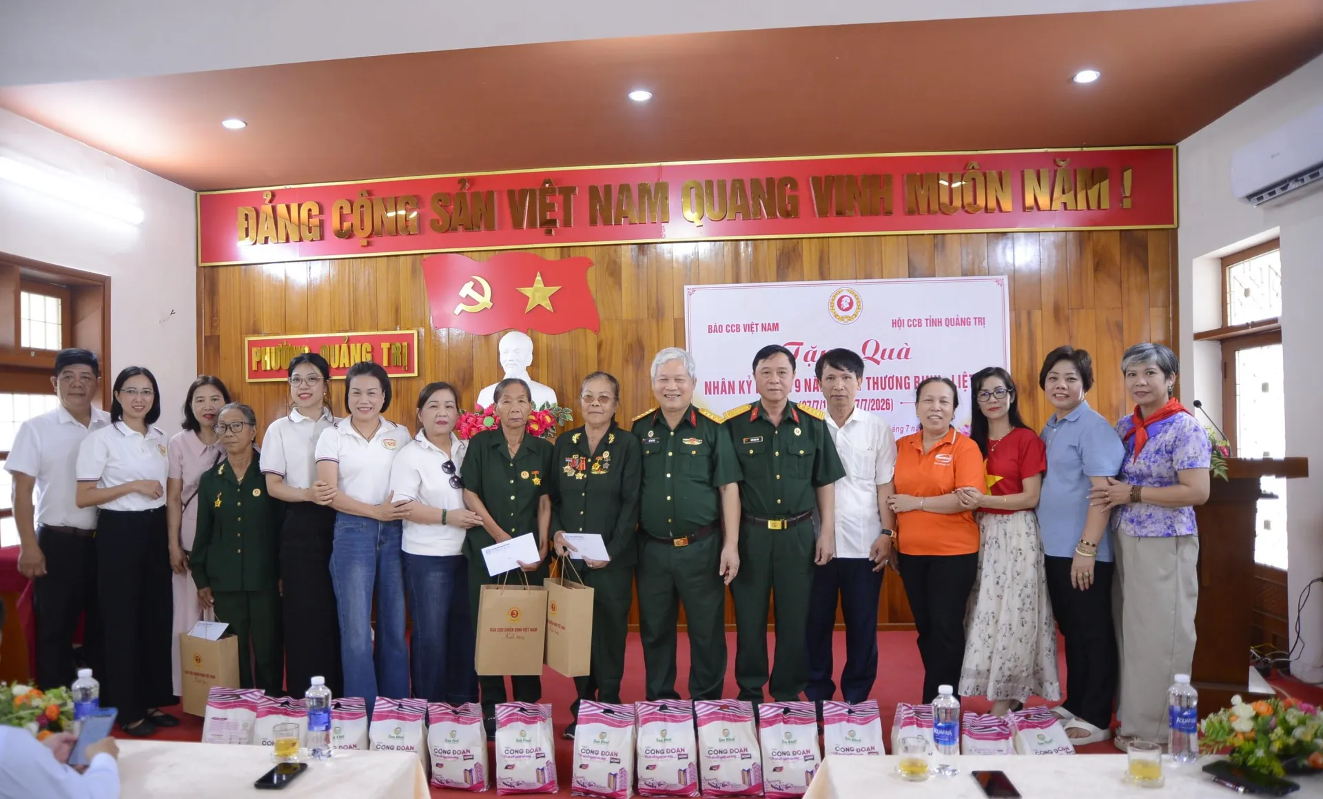 Báo Cựu chiến binh Việt Nam trao 70 suất quà tri ân người có công tại Quảng Trị