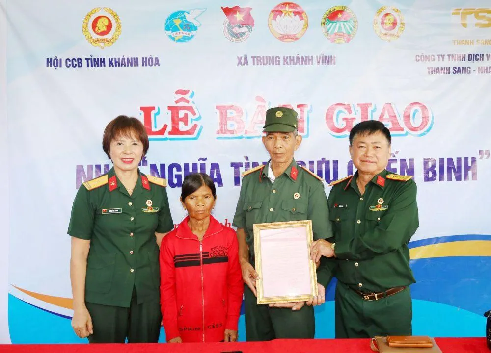 Hội Cựu chiến binh tỉnh Khánh Hòa bàn giao nhà “Nghĩa tình cựu chiến binh” cho hội viên khó khăn