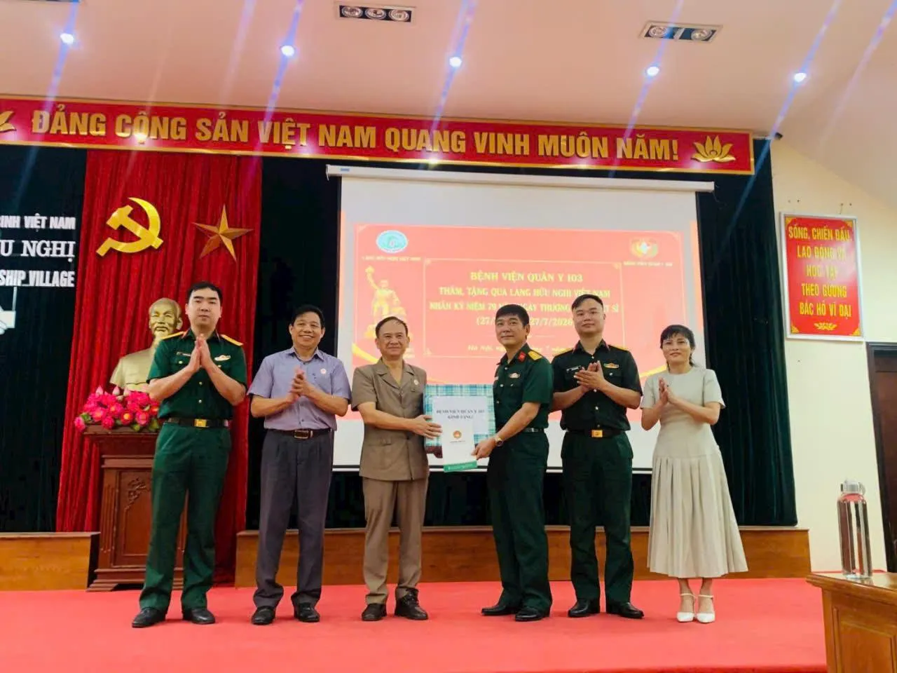 Bệnh viện Quân y 103 và Công ty PAW TRUCKS thăm, tặng quà tại Làng Hữu Nghị Việt Nam