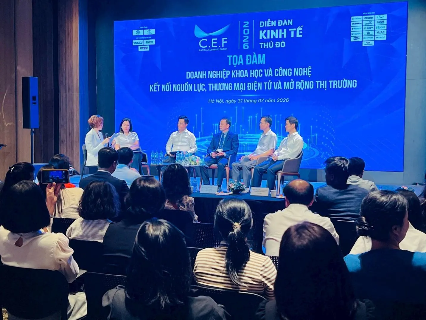 Doanh nghiệp ứng dụng AI và thương mại điện tử bứt phá tăng trưởng hai con số