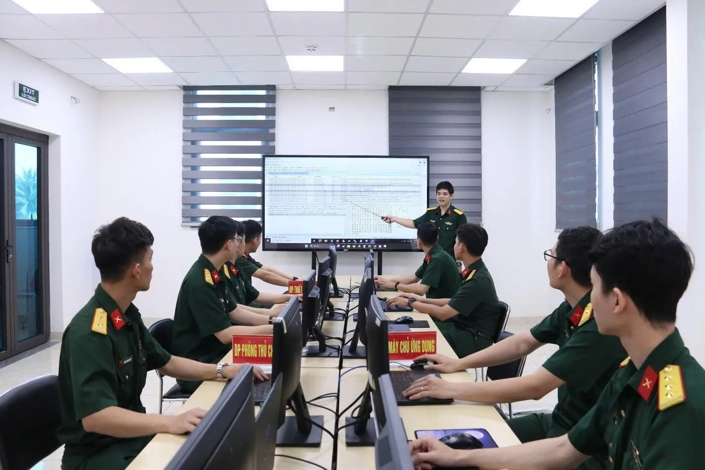 Cảnh giác với “cách mạng màu”