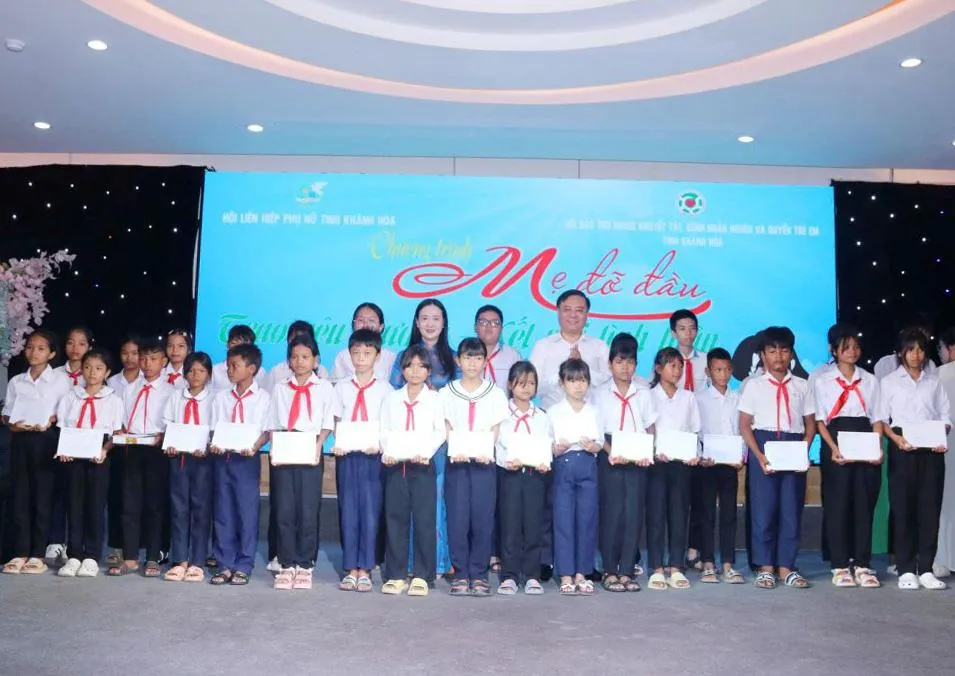 Khánh Hoà: Trao 200 suất học bổng cho trẻ em mồ côi trước khai giảng năm học mới