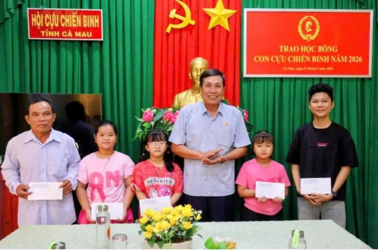 Hội Cựu chiến binh tỉnh Cà Mau trao học bổng tiếp sức đến trường cho con hội viên có hoàn cảnh khó khăn