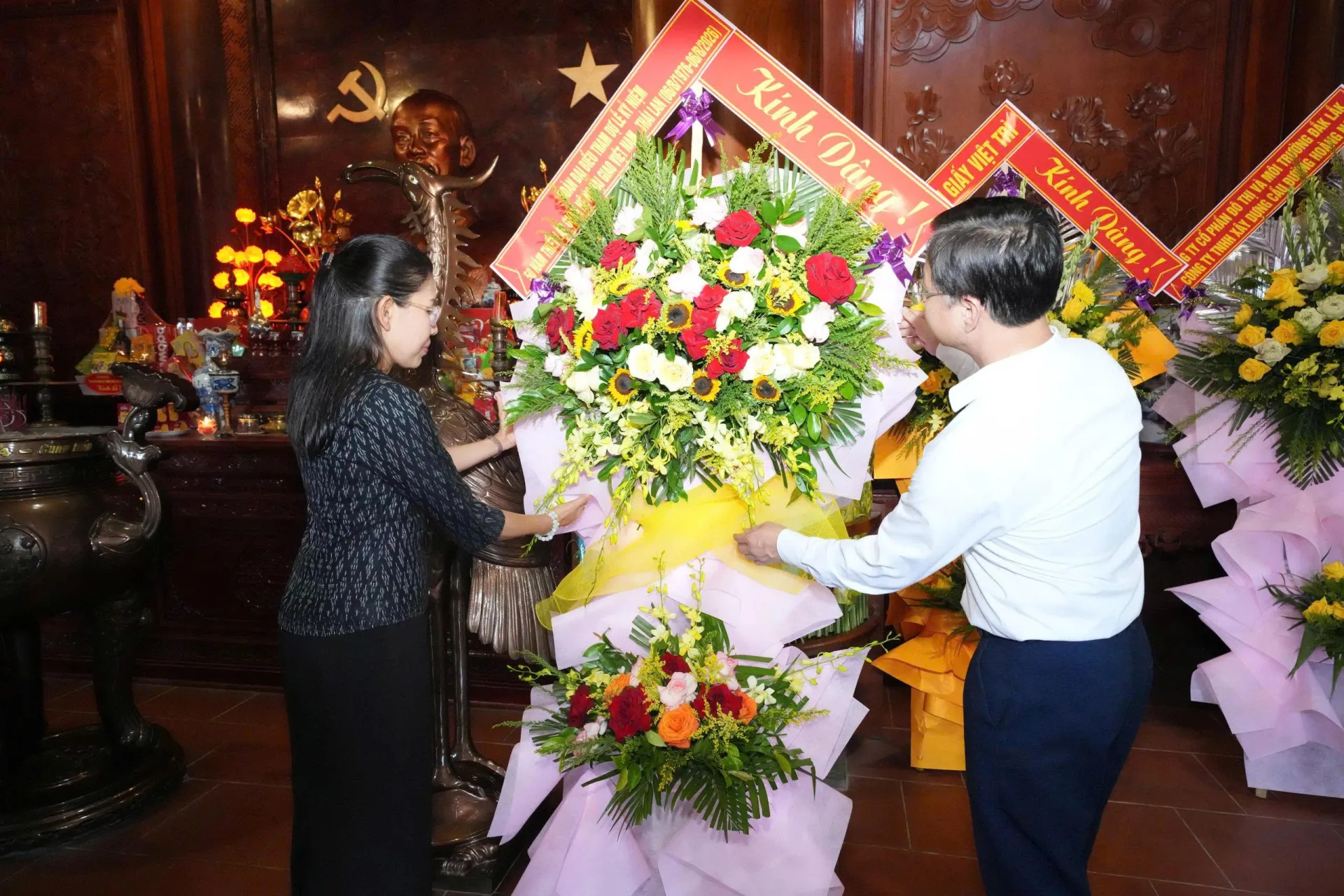 Đoàn ngoại giao Việt Nam – Thái Lan dâng hương tưởng niệm Chủ tịch Hồ Chí Minh tại khu di tích Kim Liên