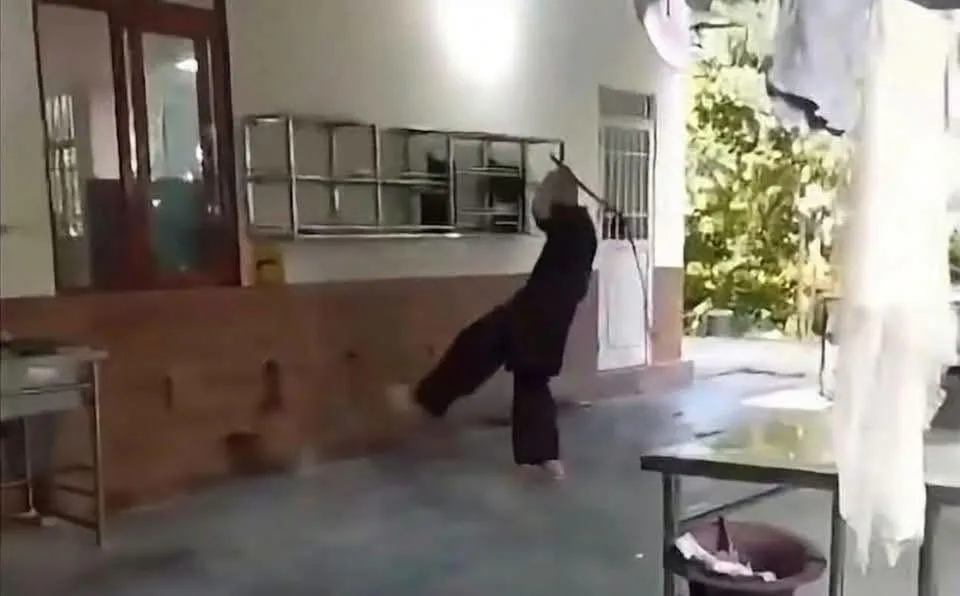Khởi tố, bắt tạm giam người đánh 5 chú tiểu ở chùa Bầu